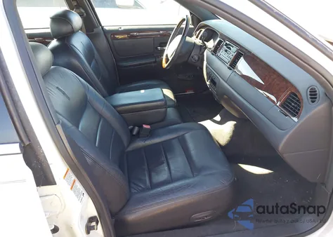 2002 Lincoln Town Car Signature из США, поврежденный, VIN 1LNHM82W72Y633036